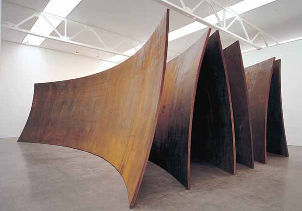 De sculptuur Open Ended van de Amerikaanse kunstenaar Richard Serra weegt maar liefst 216 ton. Het Corten stalen werk is 4 meter hoog, 18 meter lang en 7 meter breed. - See more at: http://www.voorlinden.nl/tentoonstelling/highlights/#sthash.mE0A9X3T.dpuf